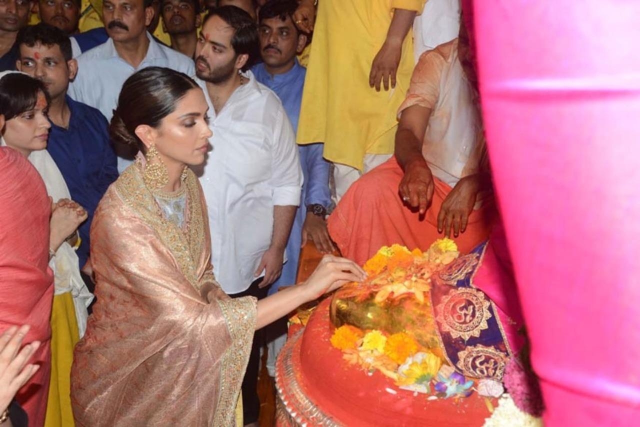 Deepika Padukone is a Ganesh devotee. The actress was at Lalbaugcha Raja a few years ago to offer prayers